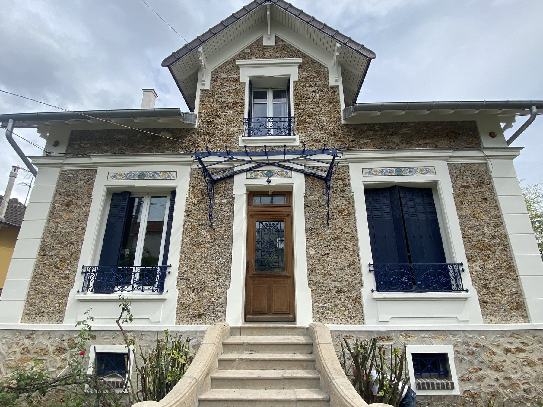 Façade meulière rénovée à Neuilly-Plaisance, teintes claires conformes aux attentes de l’ABF