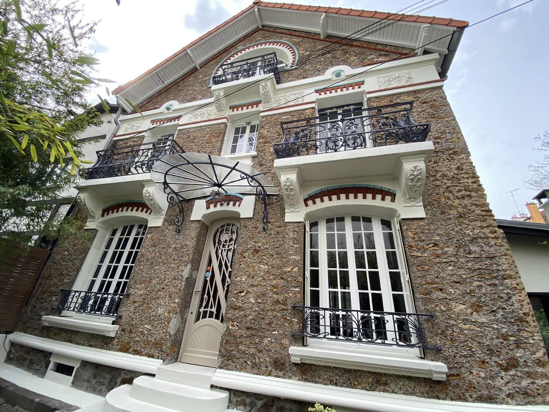 Détail de façade meulière avec balcons, modénatures et joints soignés